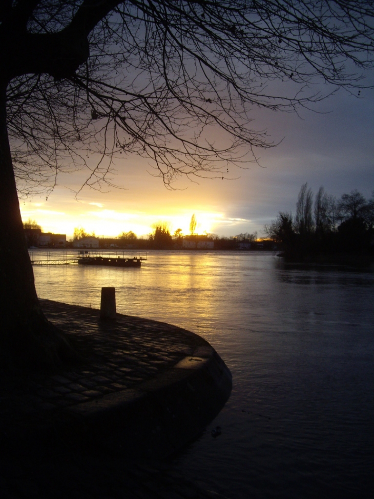 Coucher de soleil au confluent de la Dordogne et de l'Isle. - Libourne