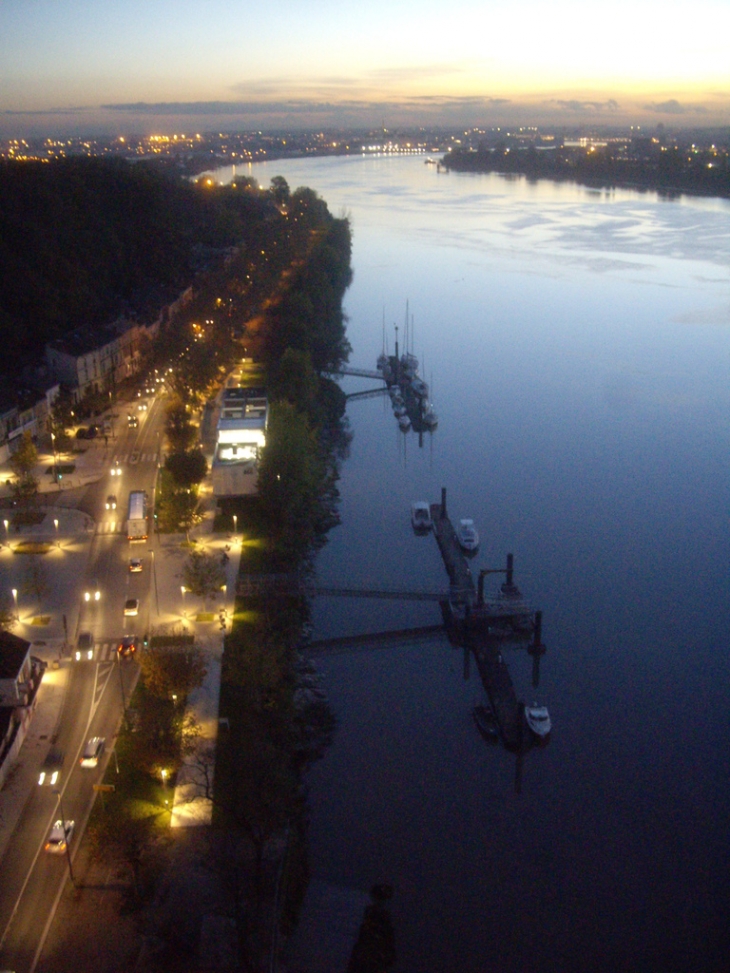 Le bas Lormont et sa halte nautique an bordure de Garonne depuis le pont d'Aquitaine.