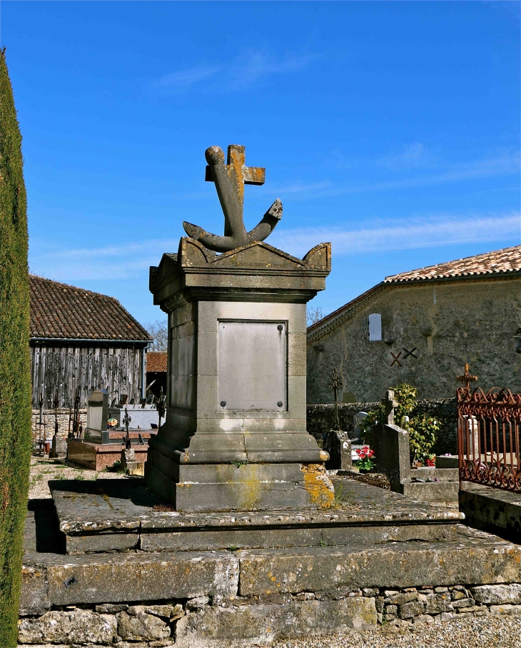 Dans le cimetière - Loubens