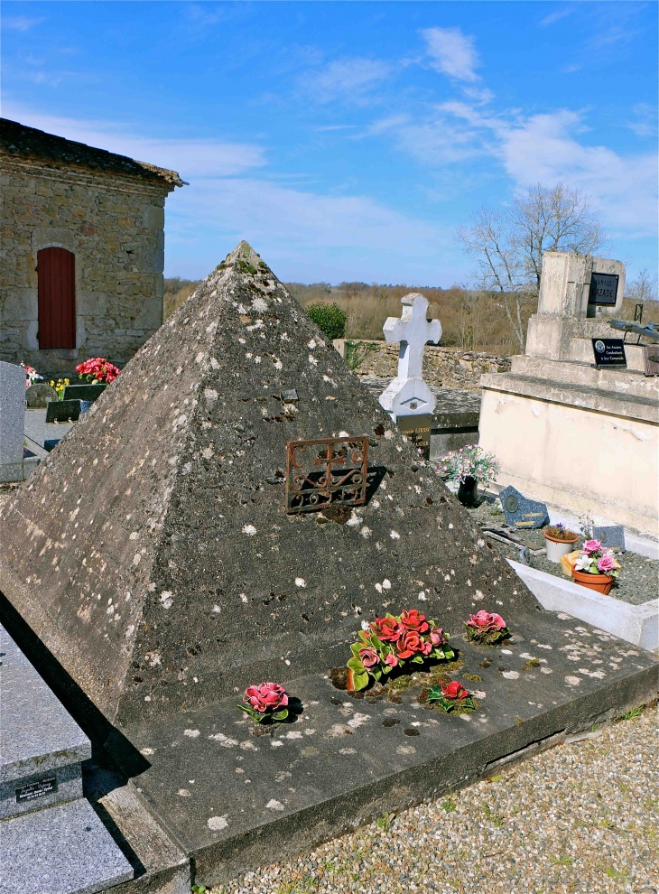 Dans le cimetière - Loubens