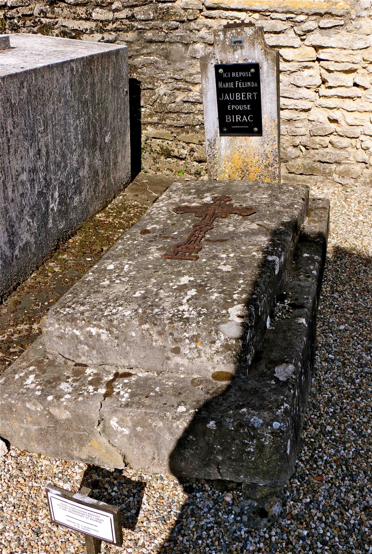 Dans le cimetière - Loubens