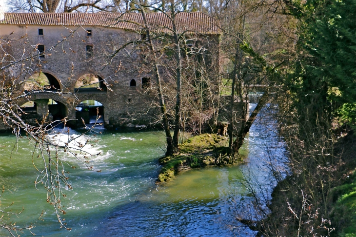 Le moulin de loubens au bord du Dropt