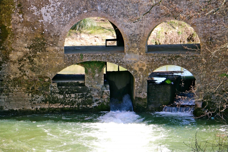 Le moulin de loubens au bord du Dropt