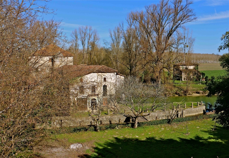 Le moulin de loubens au bord du Dropt