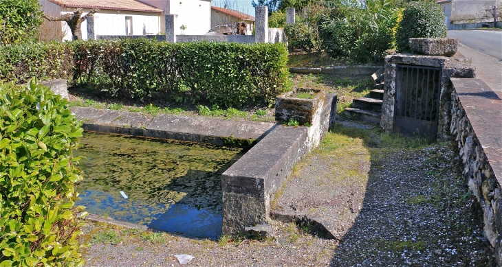 Le lavoir à l'est - Loubens