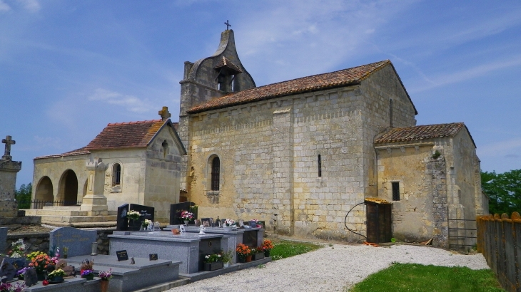 L'église au milieu du cimetière. - Loupes