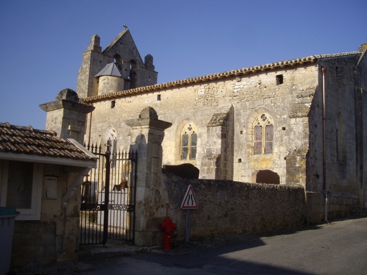 Eglise romane St Martin fortifiée 16ème - Lugasson