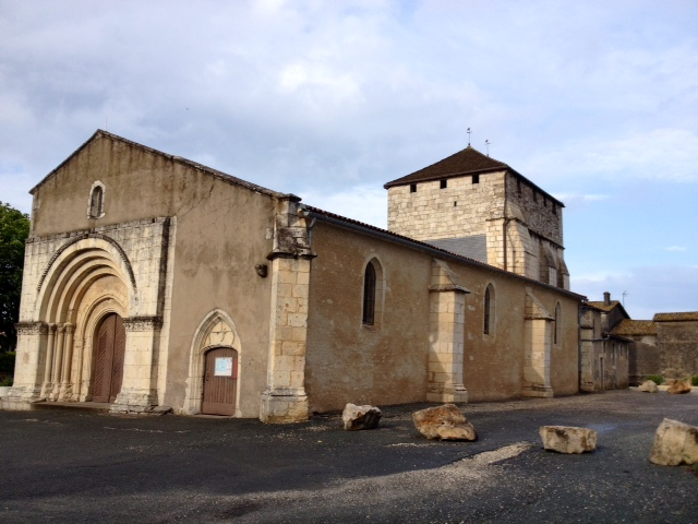 L'église Saint Vincent et son clocher fortifié. - Marcillac