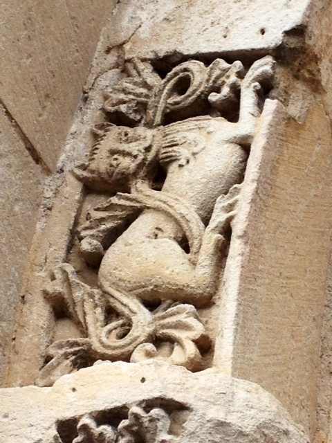 Detail du décor du portail de l'église. - Marcillac