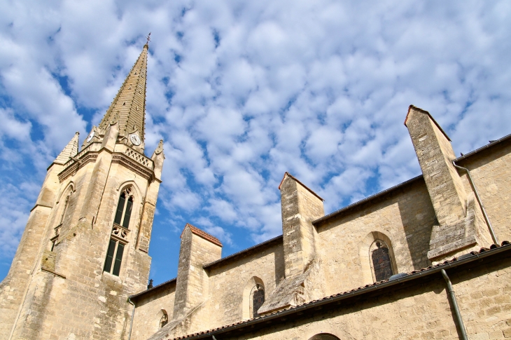 Façade latérale sud de l'église Notre Dame. - Monségur