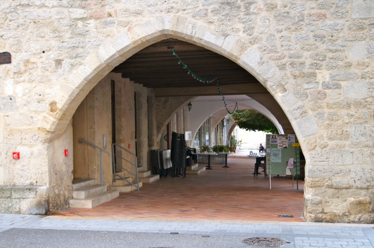 Galerie à arcades, place de la Halle. - Monségur