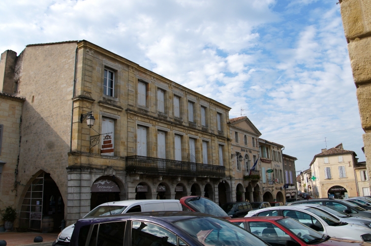 Place robert Darniche et ses-galeries-en-arcades - Monségur