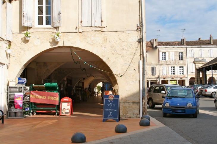 Galerie à arcades, place de la Halle. - Monségur