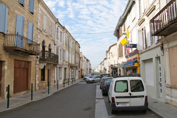 Une rue. - Monségur