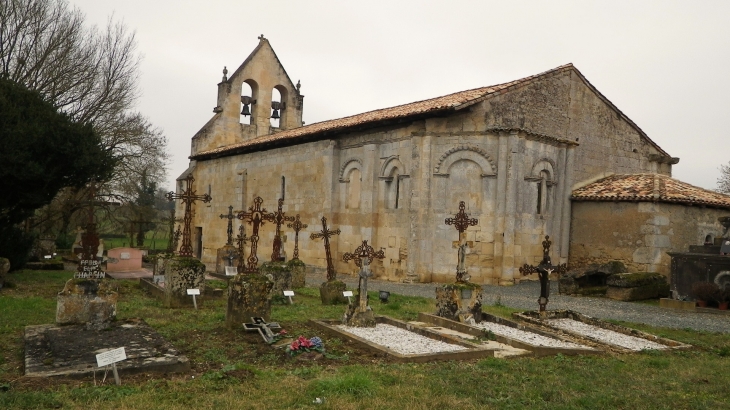 L'église romane St Médard (IMH) agrandie à plusieurs reprises. - Montignac