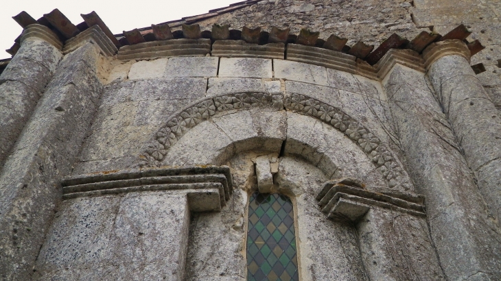 Détail de la décoration autour d'une fenêtre de l'église. - Montignac