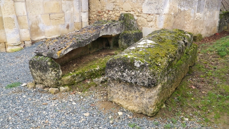 Vieux sarcophages au pied de l'église. - Montignac