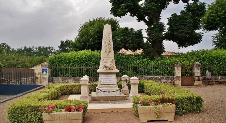 Monument aux Morts - Naujan-et-Postiac