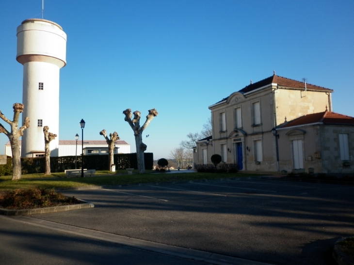 Le château d'eau prés de la mairie. - Omet