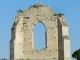Vestiges de l'abbaye Saint-Pierre-de-l'Isle. Il subsiste aujourd’hui un pan de mur en haut duquel des cigognes ont fait leur nid.