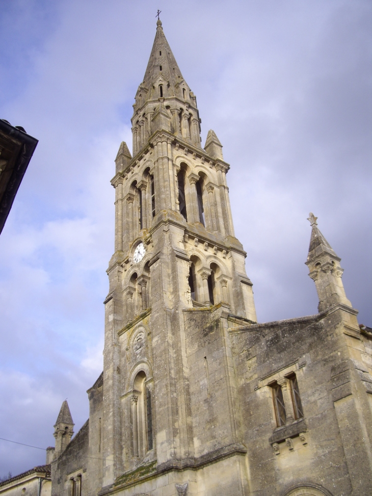 L'église romane St Hilaire en partie reconstruite au 17 et 18ème. - Paillet