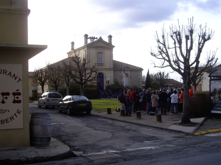 La place devant la mairie. - Paillet