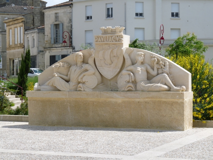 Stèle à la gloire du vin de Pauillac