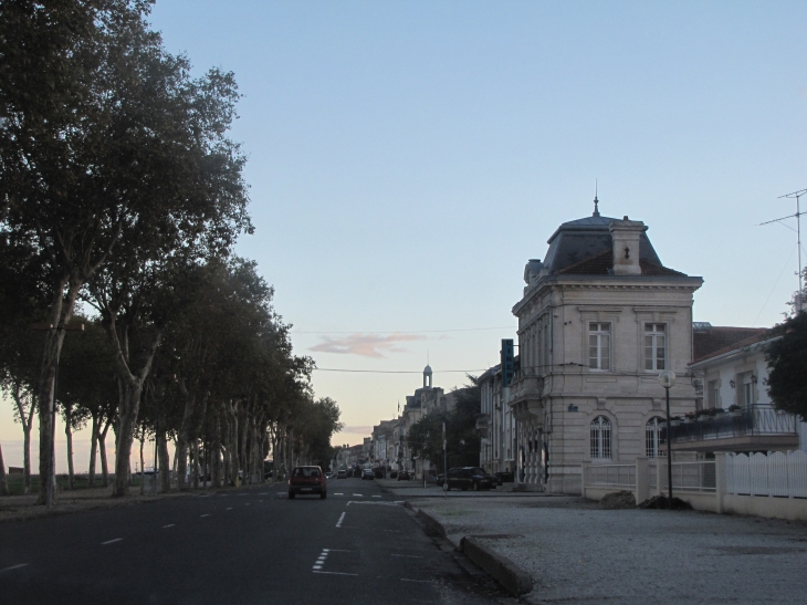 En bordure des quais - Pauillac