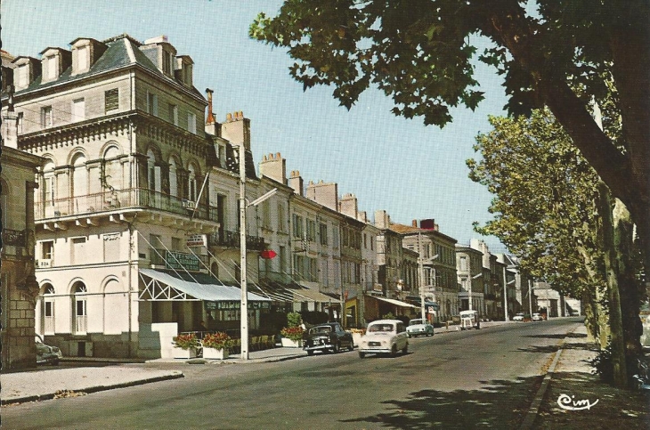 Les quais , carte postale de 1965 - Pauillac