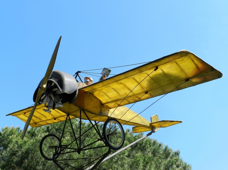 L'avion jaune situé juste à côté de la Maison du Tourisme et du Vin de Pauillac en Gironde.