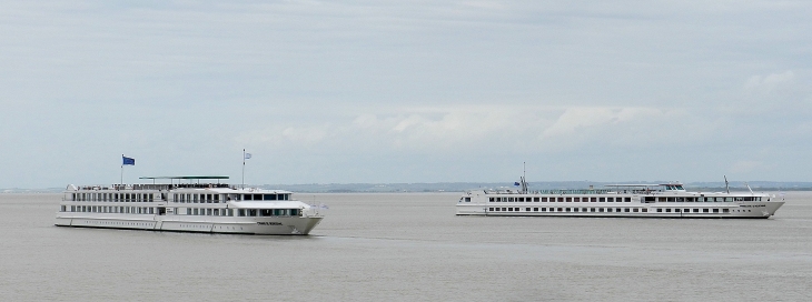 Le Cyrano de Bergerac et le Princesse d’Aquitaine sont des navires de croisière fluviale naviguant sur les eaux de la Garonne, la Gironde et de l’estuaire. - Pauillac