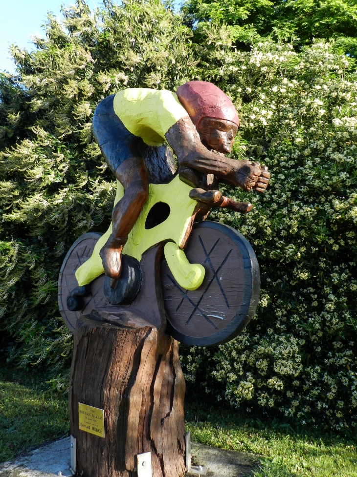 Le cycliste statue en bois de  Bernard Moncé - Pauillac