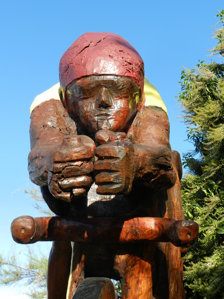 Contre-la-montre statue en bois de Bernard Moncé - Pauillac