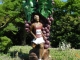 Le marathonien statue en bois peinte.  Le Marathon du Médoc ,créée en 1985, se tient tous les ans au mois de septembre à travers les vignobles du Médoc. Il est considéré comme « le Marathon le plus long du Monde ».