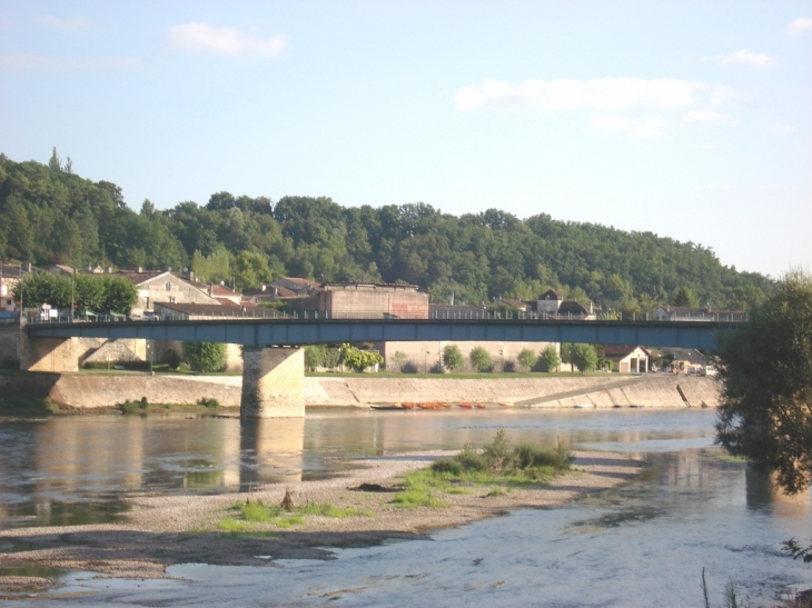 Vue du pont et des quais - Pessac-sur-Dordogne