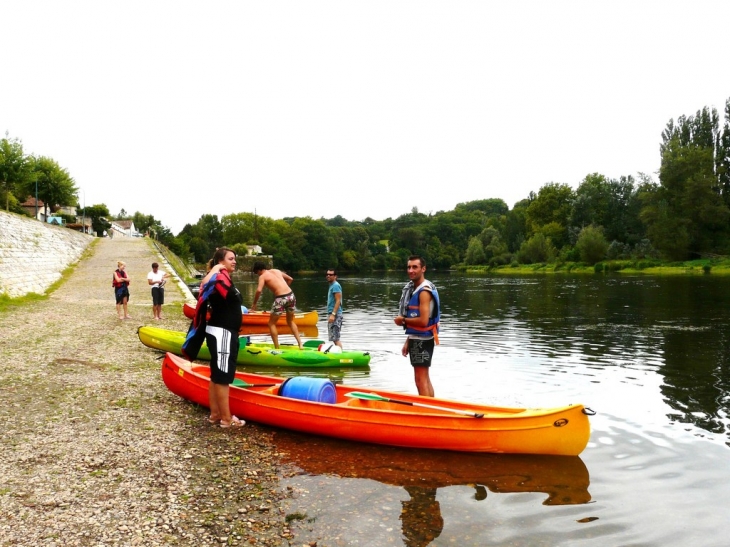 Arrivée des canoës sur les quais - Pessac-sur-Dordogne