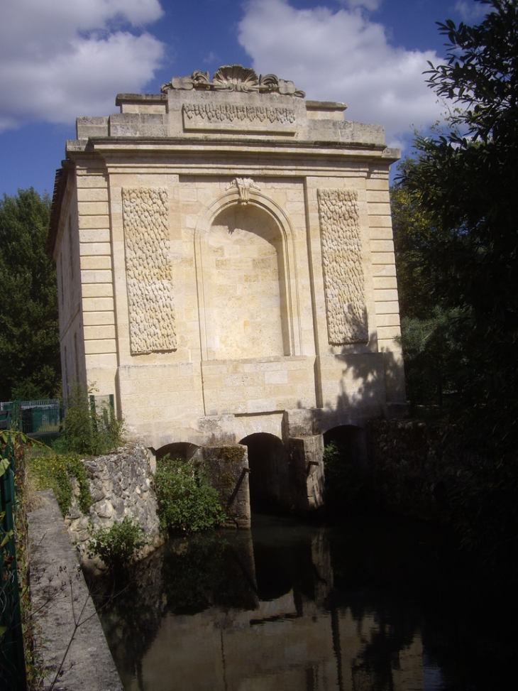 Moulin à eau de Noès sur le Peugue XVIIIème. - Pessac