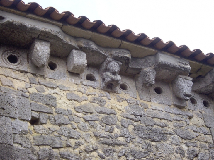 Modillons sculptés de l'église romane 11ème de Cornemps. - Petit-Palais-et-Cornemps