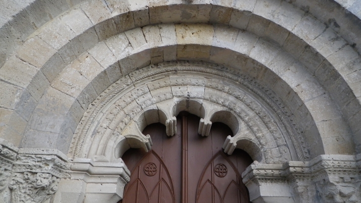 Le portailde l'église. - Petit-Palais-et-Cornemps