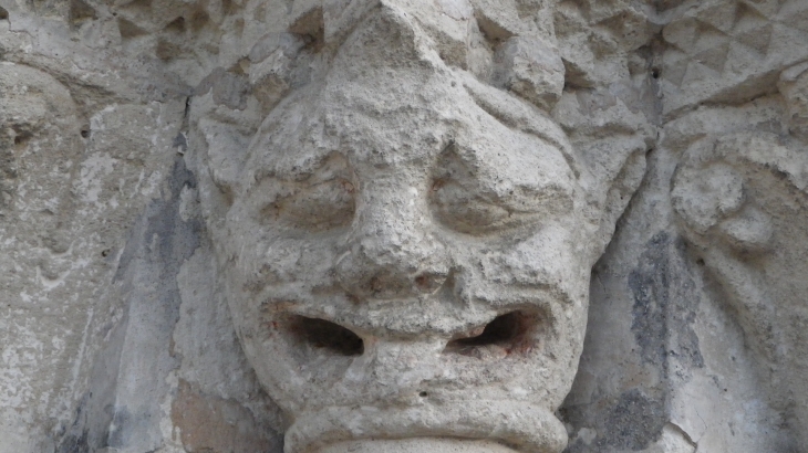 Chapiteau sculpté de colonne du portail de l'église. - Petit-Palais-et-Cornemps