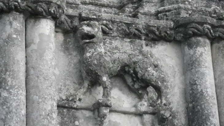 Détail de la façade de l'église. - Petit-Palais-et-Cornemps