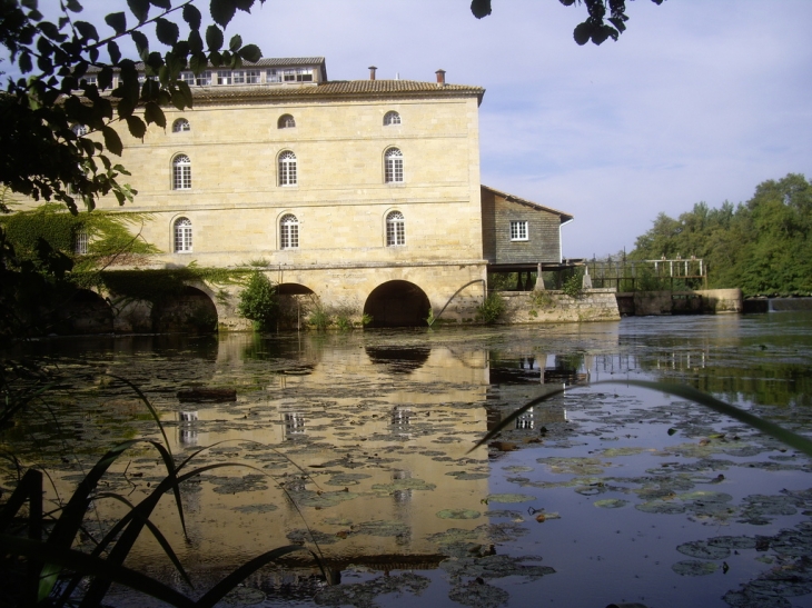 Moulin du barrage 19ème sur l'Isle. - Porchères