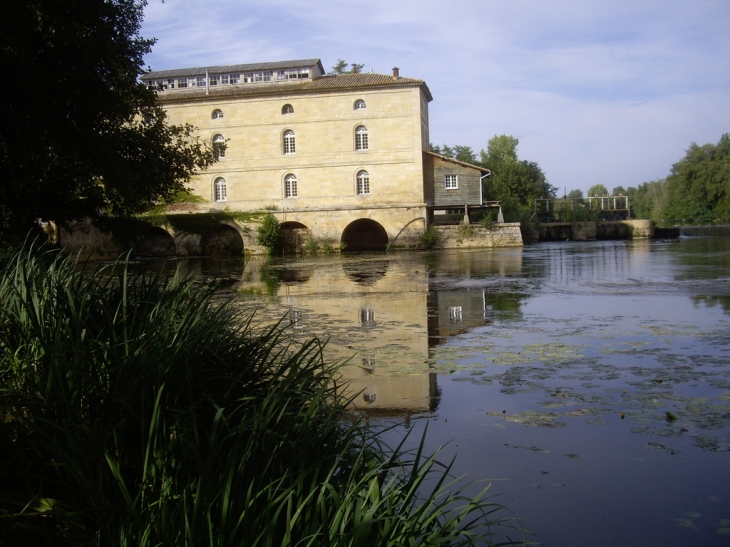 Moulin du barrage 19ème sur l'Isle. - Porchères