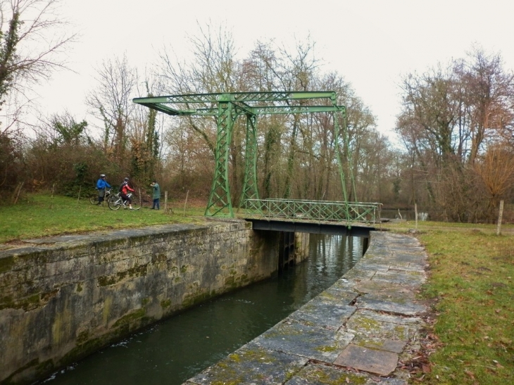 Pont levis sur l'écluse du canal de Camps. - Porchères