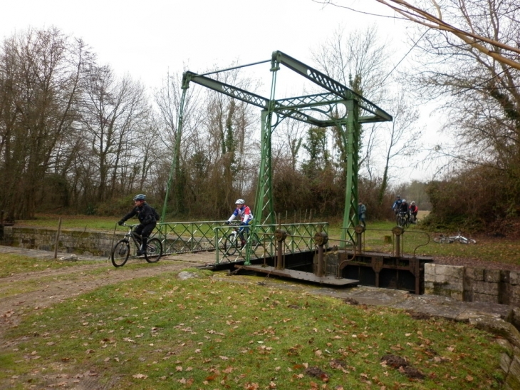 Pont levis sur l'écluse du canal de Camps. - Porchères