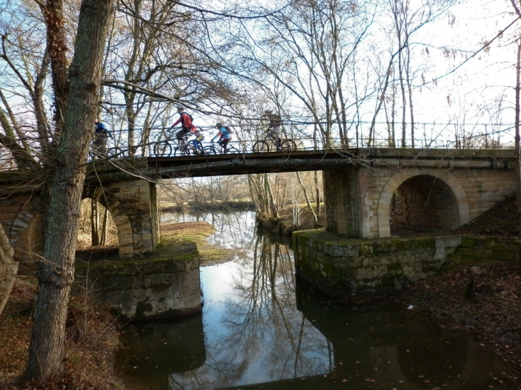 Ancien pont de la départementale 123 au dessus du canal de Chollet. - Porchères