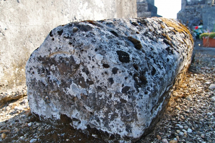 Dans le cimetière dominant l'Isle, trois pierres tombales portent l'emblème des croisés à croix de Malte (vers le XIVe siècle). - Porchères