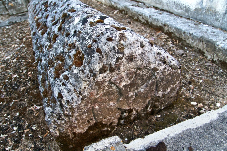 Dans le cimetière dominant l'Isle, trois pierres tombales portent l'emblème des croisés à croix de Malte (vers le XIVe siècle). - Porchères