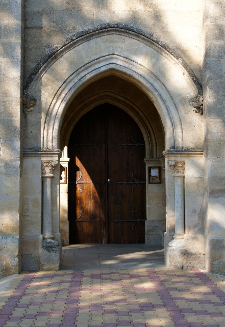 Porche de l'église Saint-Pierre. - Porchères