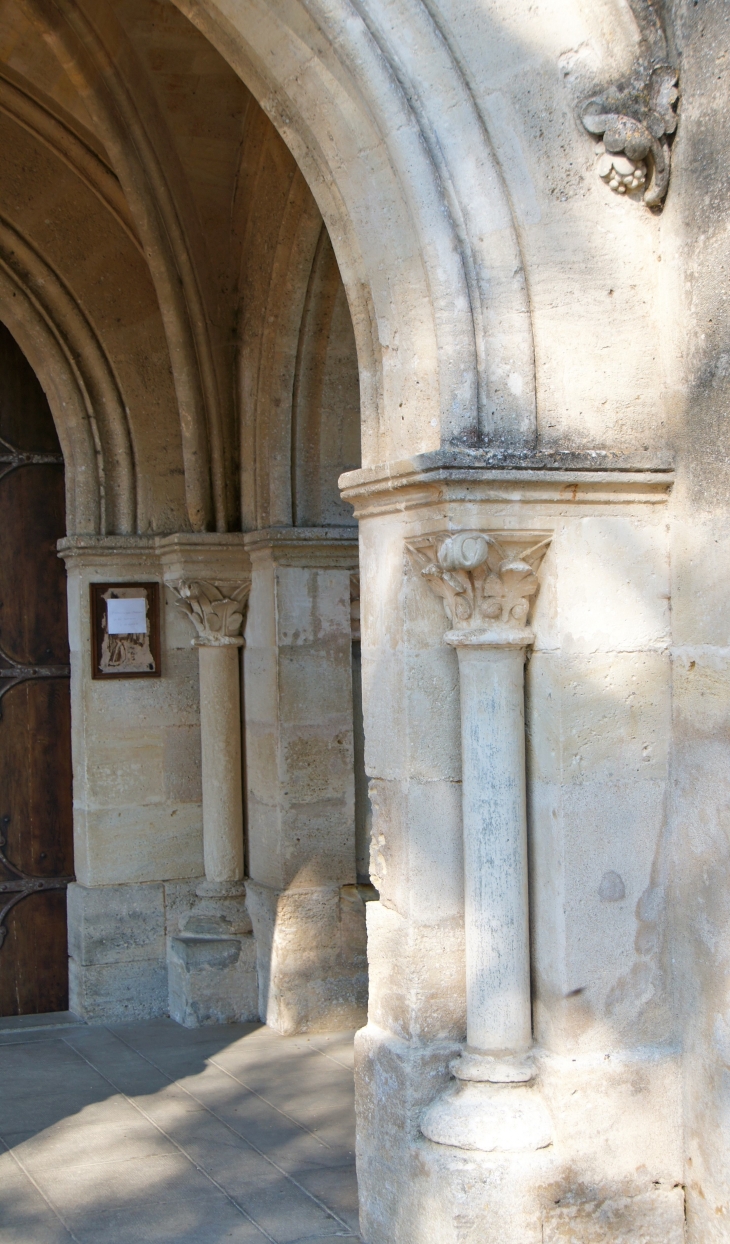 Détail des chapiteaux du porche de l'église Saint Pierre. - Porchères